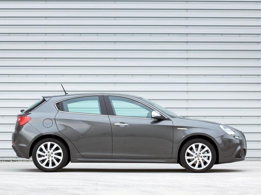  Alfa Romeo Giulietta 2010 года  (UK) (фото 45 из 67)
